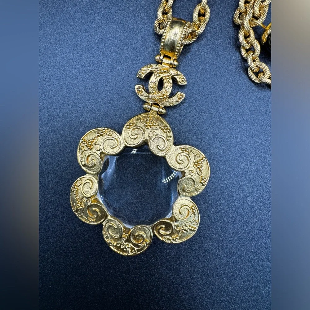 LOT 1500 24K gold plated CHANEL vintage Onyx CC magnifying Glass necklace
